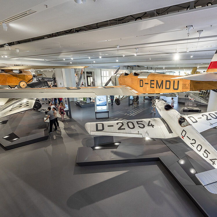 Flugzeuge hängen von der Decke der Ausstellungshalle.