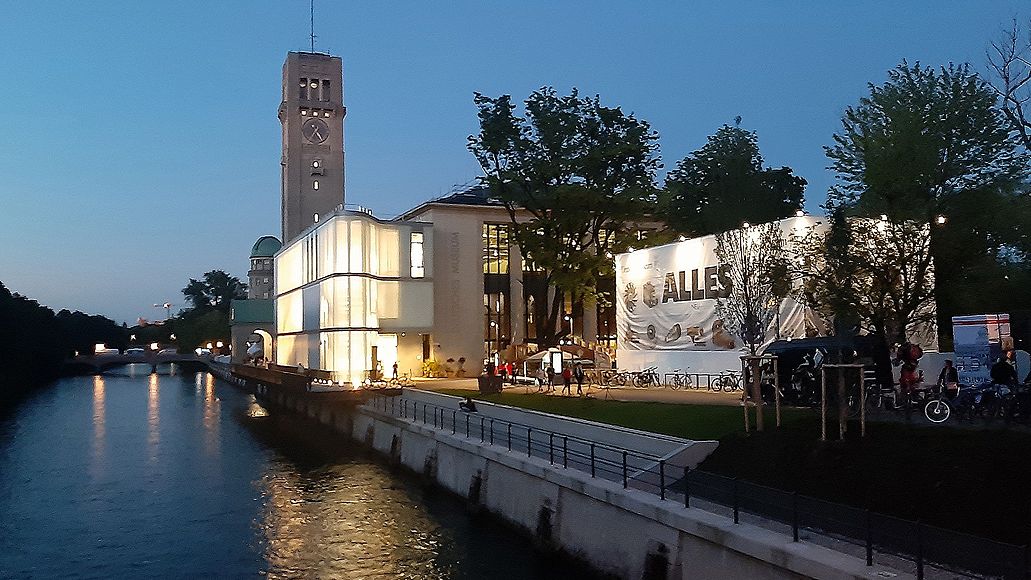 Eingang Deutsches Museum bei Abendstimmung