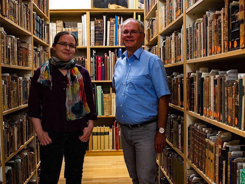 Eva Bunge und Dr. Helmut Hilz im Rara-Lesesaal.