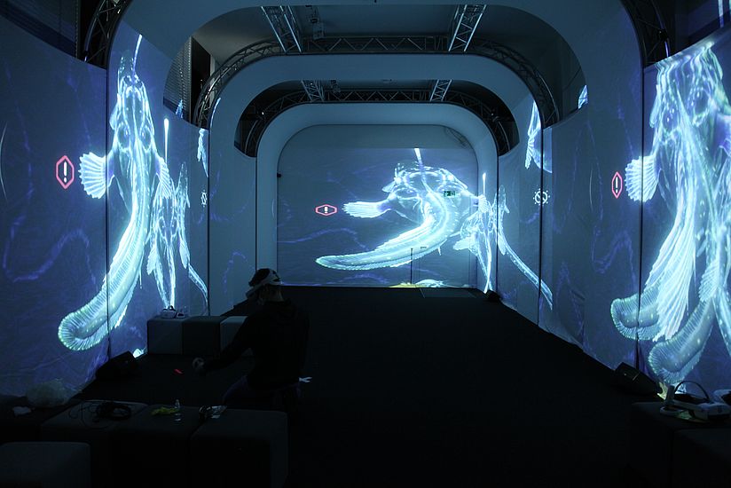 Raumprojektion abstrakter Figuren in blau
