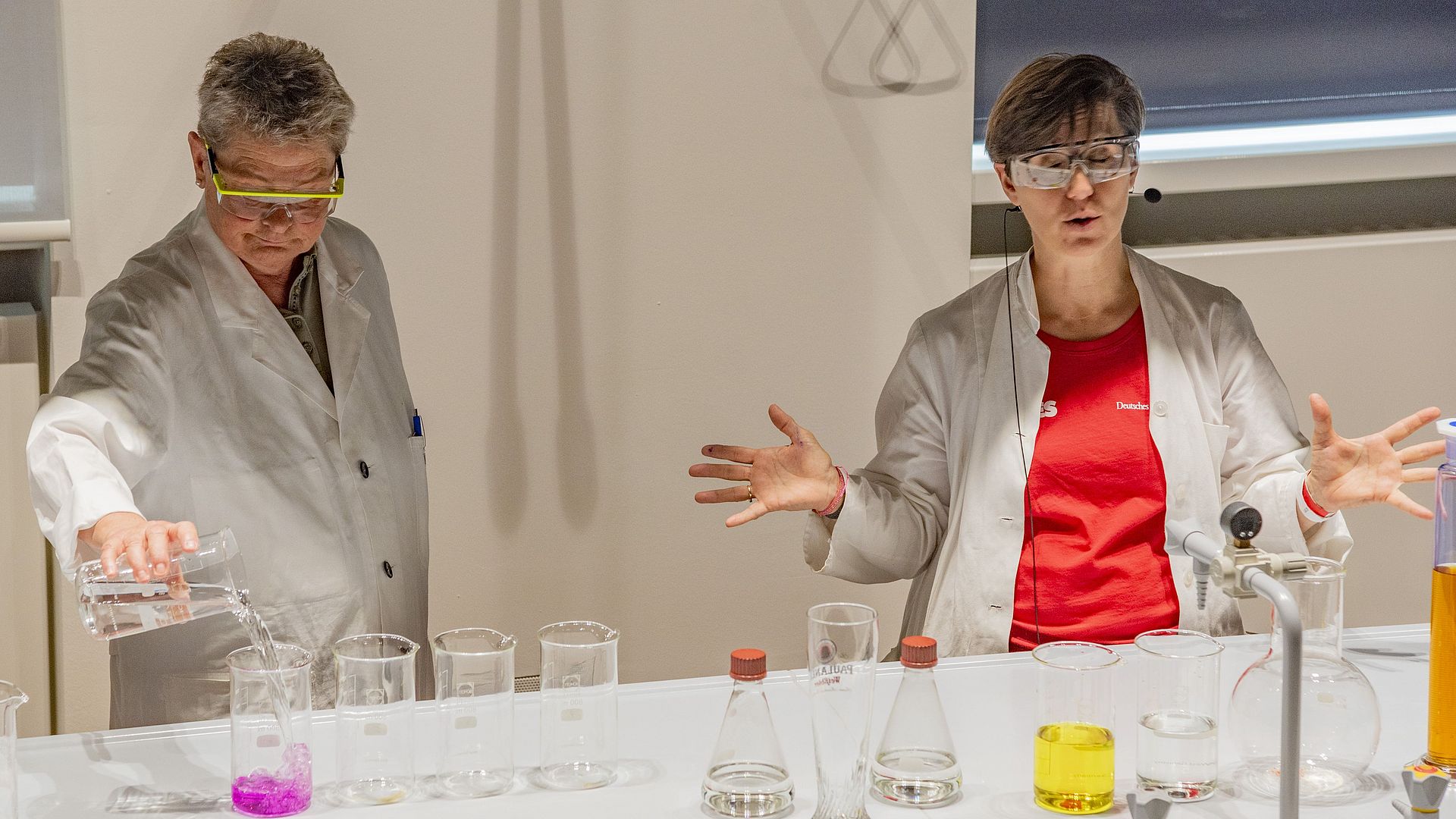 Vorführung mit Experimenten im Hörsaal Chemie. Flüssigkeiten verfärben sich.