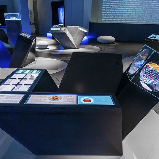 Blick in die Ausstellung Deutscher Zukunftspreis. Modul 2018 zum Thema "Schutz bei fehlendem Immunsystem".