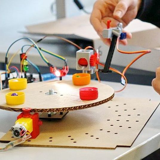 Header Bild Hands on Remote