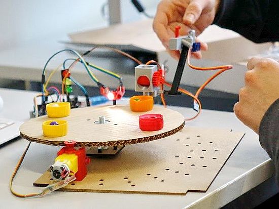 Header Bild Hands on Remote