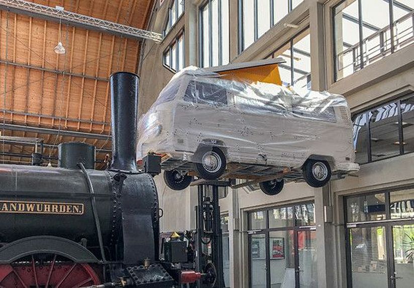 Campingbus aus Lego Steinen beim Einzug ins Museum.