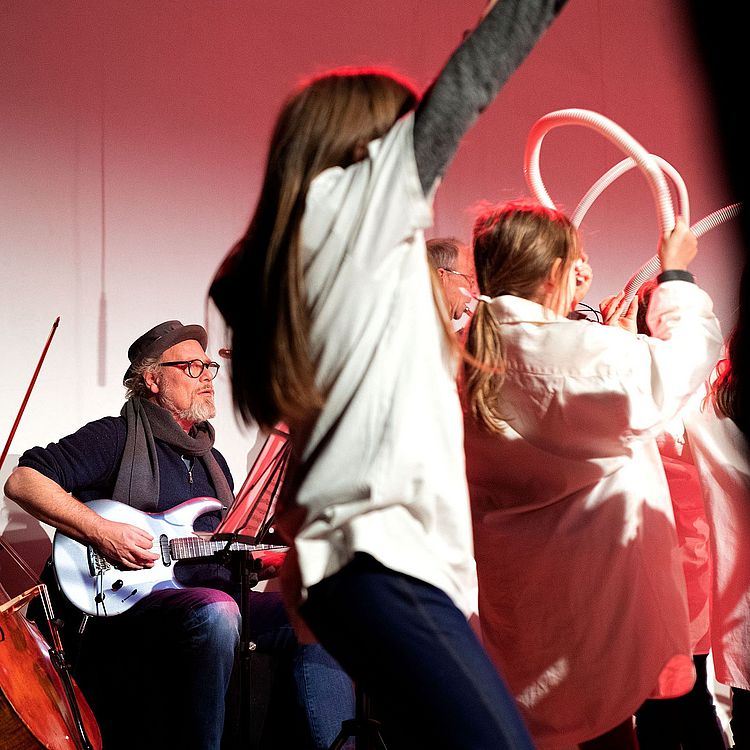 Musik zum Anfassen: Mitmachkonzert INFINITY. Musiker und Kinder bei Performance