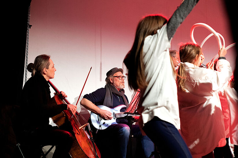 Musik zum Anfassen: Mitmachkonzert INFINITY. Musiker und Kinder bei Performance