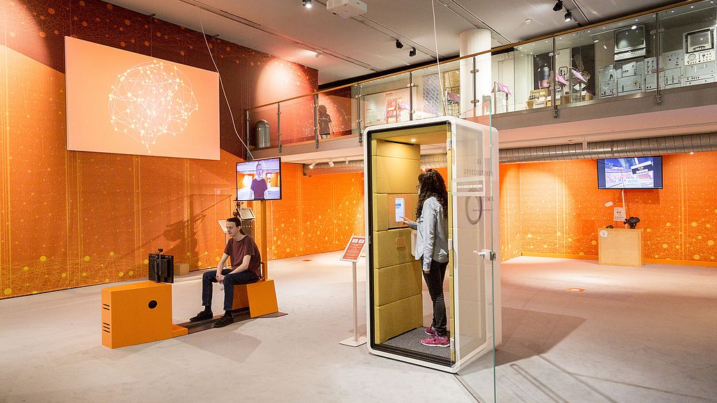 Übersicht Erlebnisraum KI mit Exponaten im Deutschen Museum Bonn.