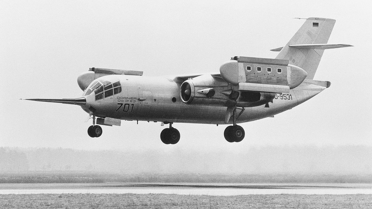 Alte Fotografie des Senkrechtstarter Dornier Do 31 bei der Landung.