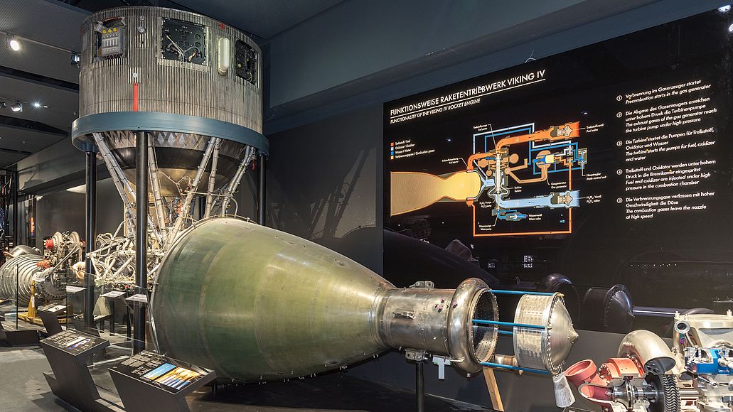 Raketentriebwerk Viking IV mit Erklärtafel zur Funktionsweise.