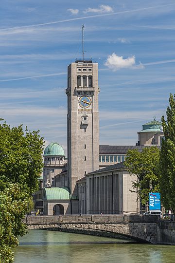 Blick über die Isar auf den Museumsturm, Farbfoto.