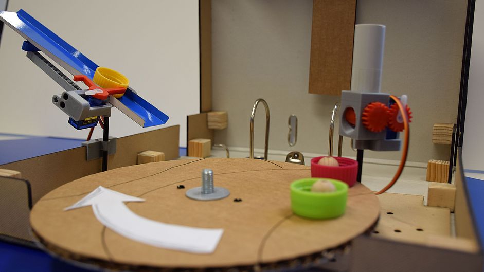 Aufbau der Mini-Produktionsanlage.