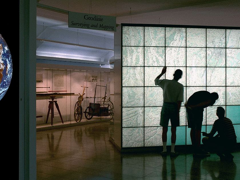 Blick in Ausstellung Geodäsie