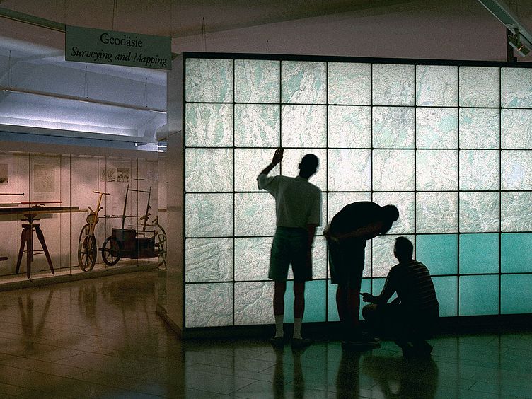 Blick in Ausstellung Geodäsie