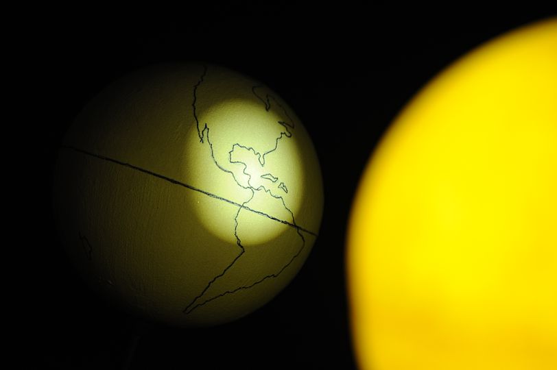 Darstellung Sonne mit Globus Bunte Tour Sonne, Mond und Sterne