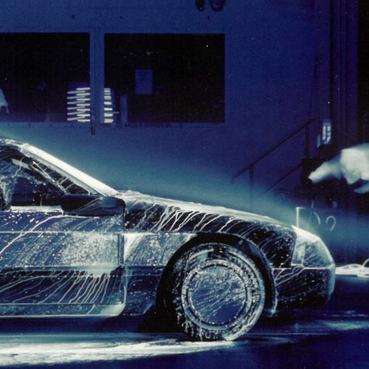 Auto im Windkanal mit Schaum auf der Motorhaube