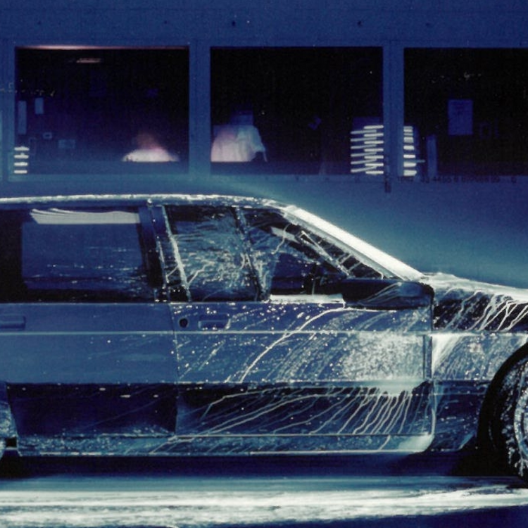 Auto im Windkanal mit Schaum auf der Motorhaube