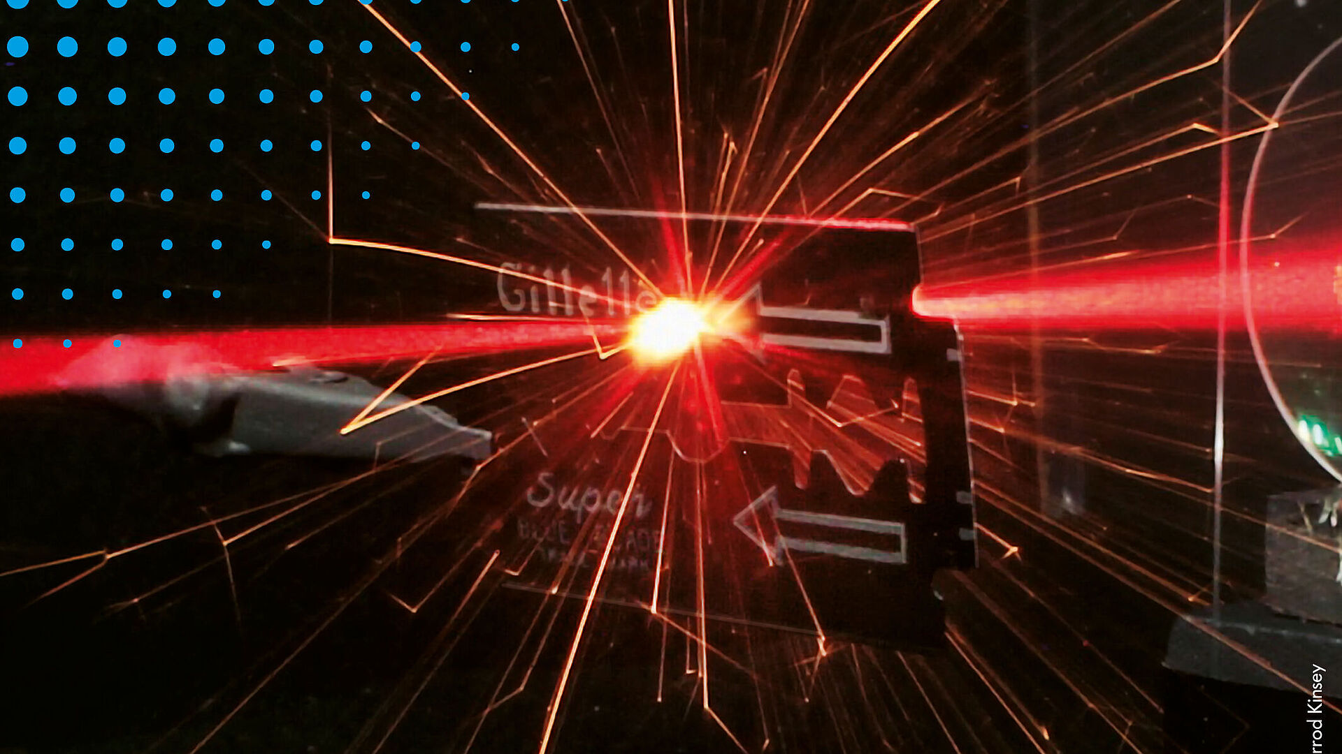 Laser trifft auf Rasierklinge und erzeugt Lichtfunken.