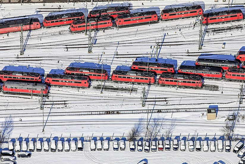 Rote Lokomotiven Luftbild von roten Lokomotiven am Bahnbetriebserk in München-Laim