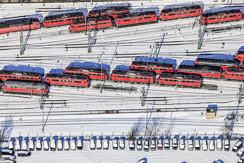 Luftbild von roten Lokomotiven am Bahnbetriebserk in München-Laim.