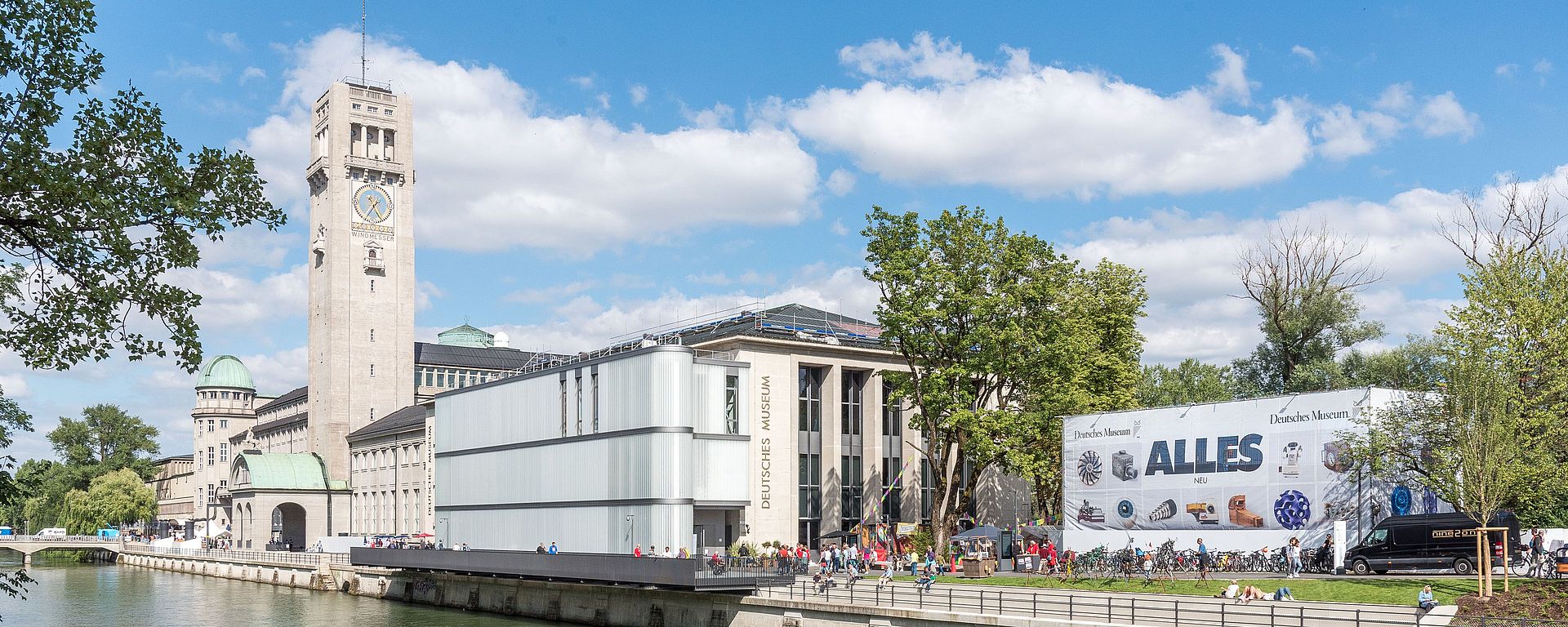 Das Deutsche Museum von der Corneliusbrücke aus. Im Bild die Isar und die Uferstraße mit dem Eingangsgebäude und dem Museumsturm.