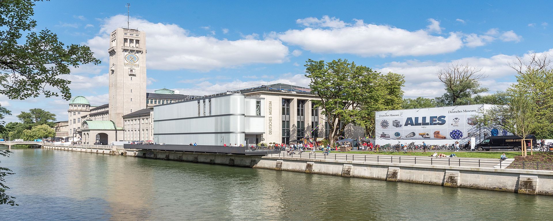 Das Deutsche Museum von der Corneliusbrücke aus. Im Bild die Isar und die Uferstraße mit dem Eingangsgebäude und dem Museumsturm.