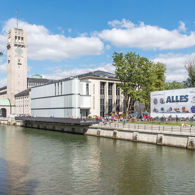 Das Deutsche Museum von der Corneliusbrücke aus. Im Bild die Isar und die Uferstraße mit dem Eingangsgebäude und dem Museumsturm.