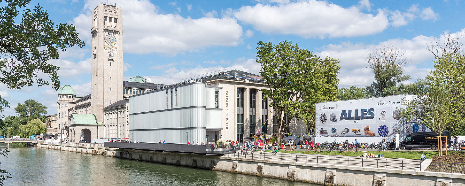 Das Deutsche Museum von der Corneliusbrücke aus. Im Bild die Isar und die Uferstraße mit dem Eingangsgebäude und dem Museumsturm.