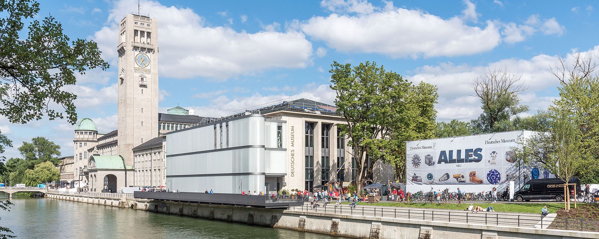 Das Deutsche Museum von der Corneliusbrücke aus. Im Bild die Isar und die Uferstraße mit dem Eingangsgebäude und dem Museumsturm.