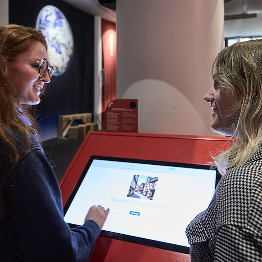 Demonstration Guess the Prompt im Bereich KI:Aktuell der Mission KI