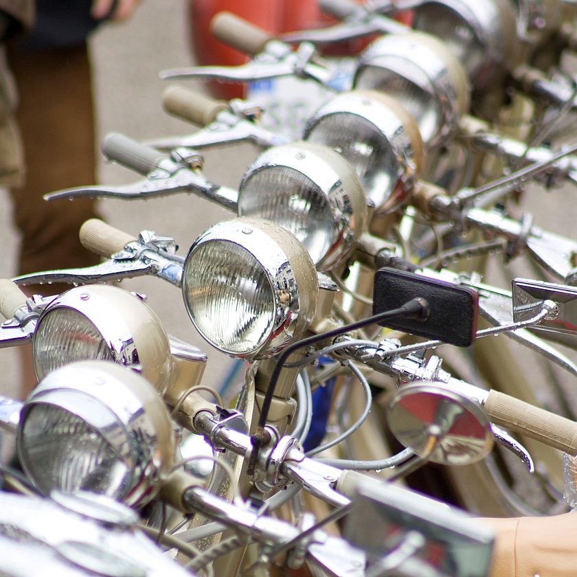 Eine Reihe von Motorrollern in Nahaufnahme.