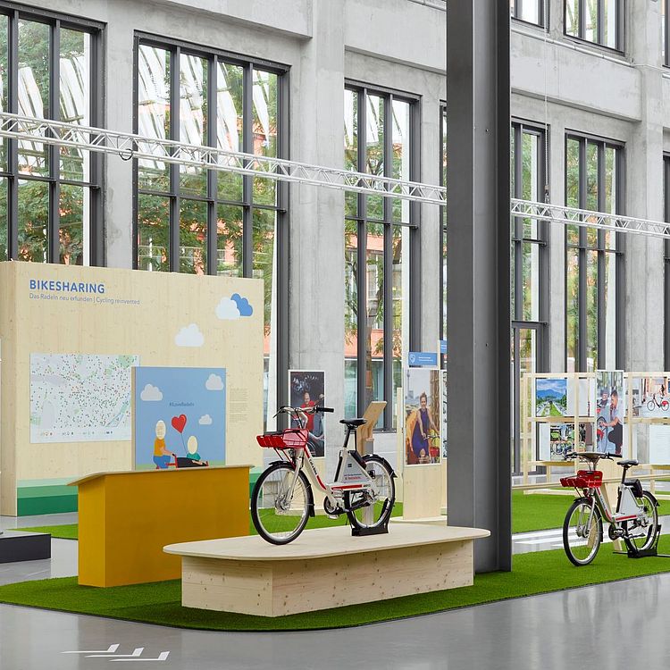  Telefonzelle mit „Call a Bike“-Fahrrädern in der Ausstellung Bikesharing.