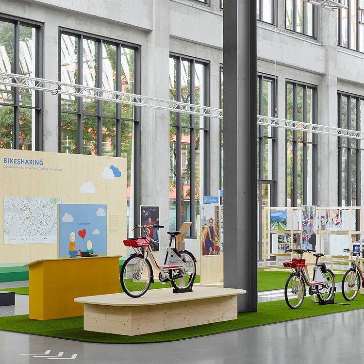  Telefonzelle mit „Call a Bike“-Fahrrädern in der Ausstellung Bikesharing.