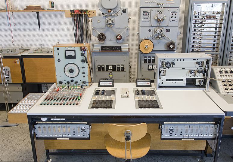 Mischpult mit Steckfeld, Frequenzumsetzer, M5-Tonbandmaschinen und Performaschinen des Siemens-Studios.