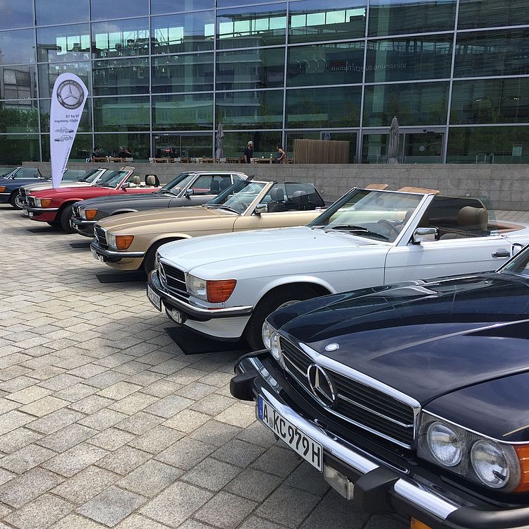 Spargelausfahrt 2023 des RT 86/87. Mehrere Oldtimer Mercedes W107 nebeneinander.