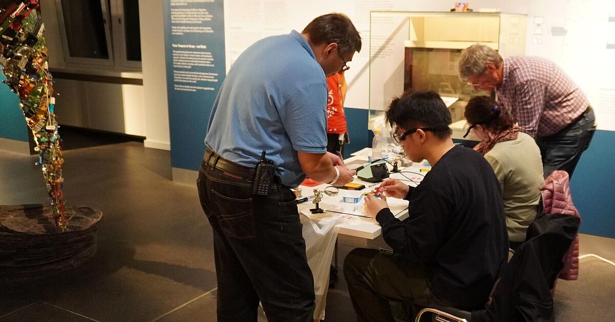 Radio amateurs – anyone can solder