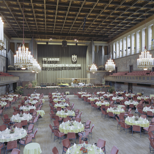 Fotografie des Kongresssaals mit Bestuhlung zu 75 Jahre Deutsches Museum 