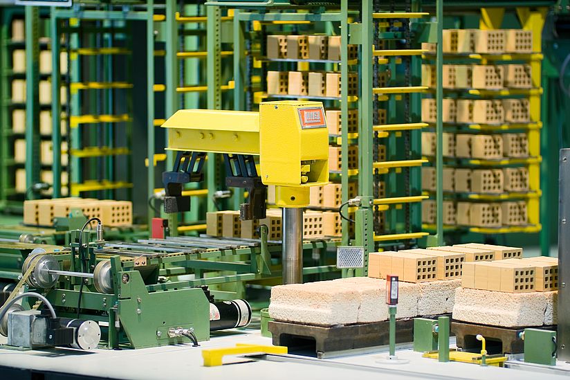 Miniziegel-Anlage in der Ausstellung Keramik.