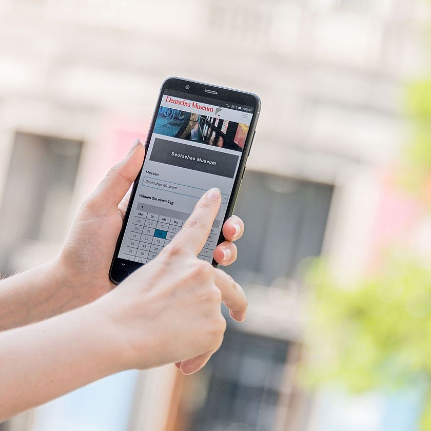 Online-Ticket Buchung am Smartphone.