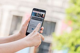 Online-Ticket Buchung am Smartphone.