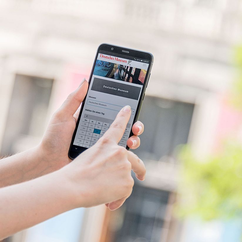 Online-Ticket Buchung am Smartphone.
