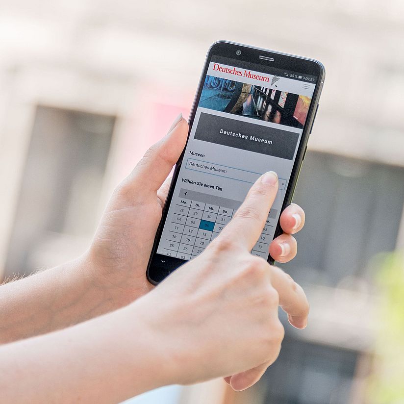 Online-Ticket Buchung am Smartphone.