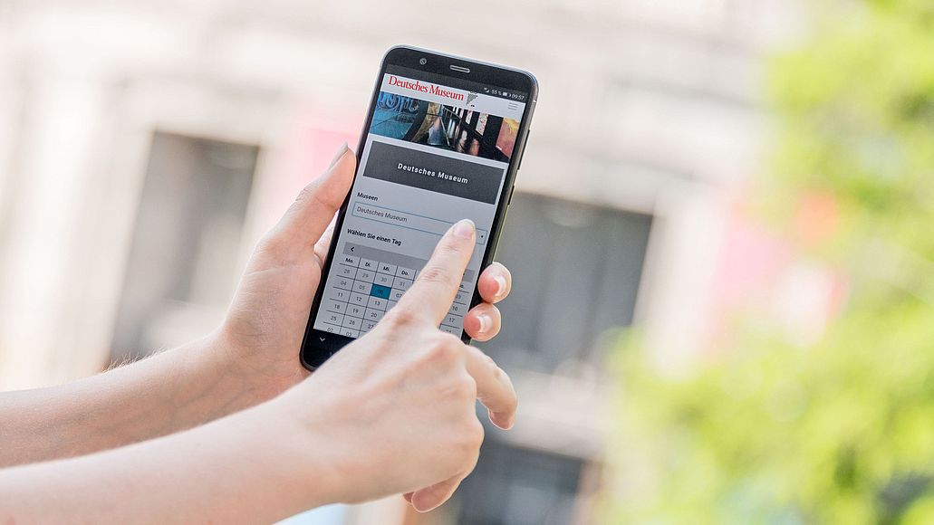 Online-Ticket Buchung am Smartphone.