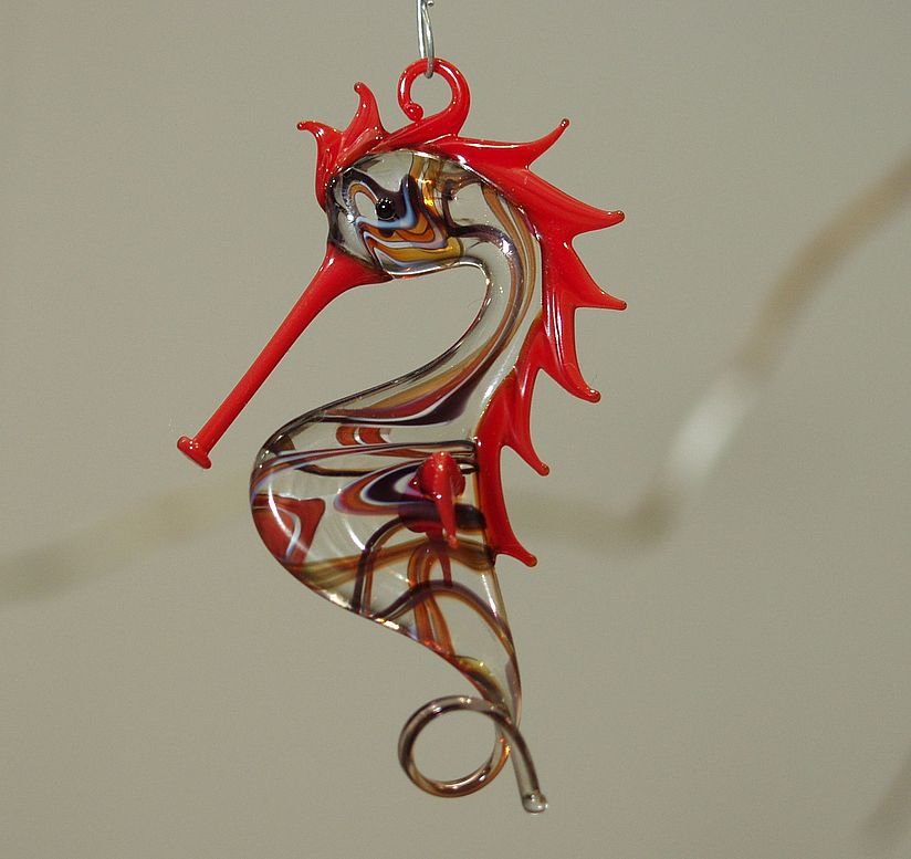 Glasfigur Kleines Seepferdchen aus unterschiedlich farbigem Glas.