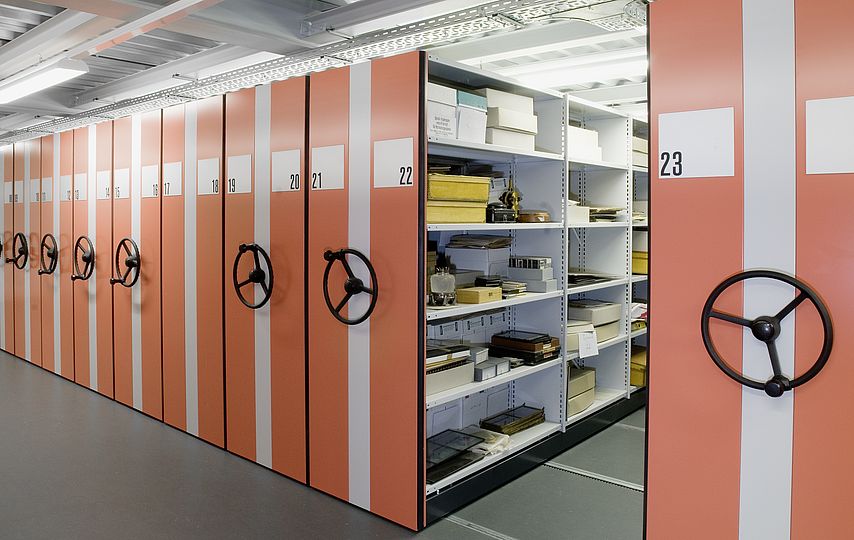 Magazinschränke mit Regalen im Archiv des Deutschen Museums.