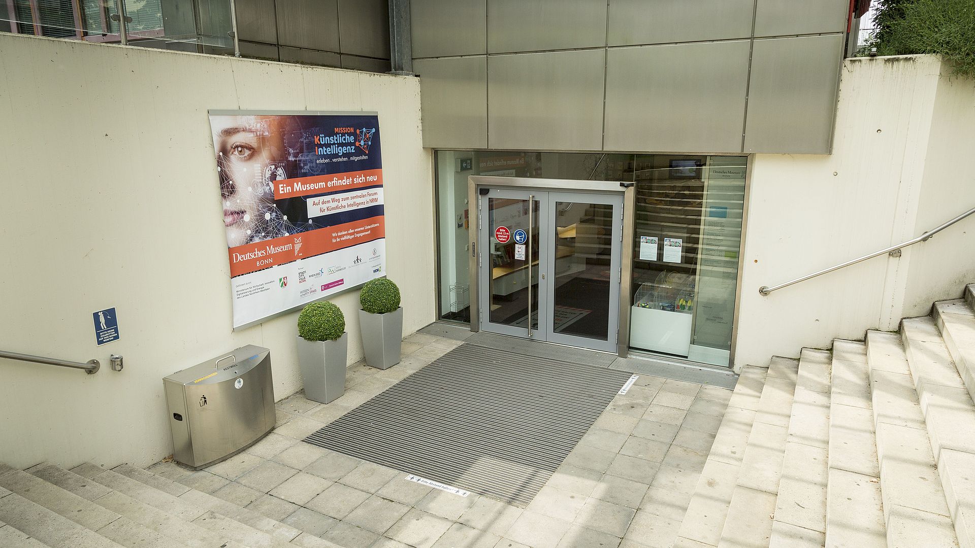 Eingang Deutsches Museum Bonn mit Banner neu Mission KI