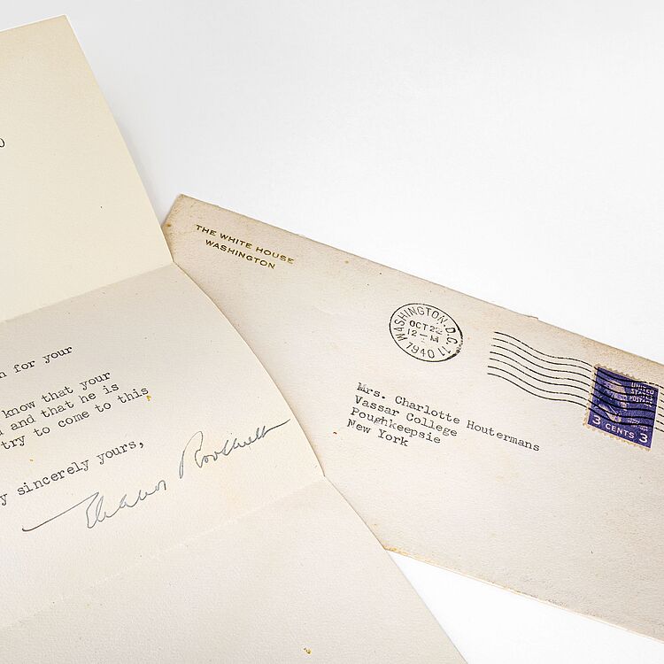 Geöffneter Brief und Couvert der „The White House, Washington“ vom 21. Oktober 1940: getippter Brieftext an „Mrs. Houtermans“ mit handschriftlicher Unterschrift, eigenes gealtertes Briefkuvert mit Poststempel Washington D.C. und violetter 3-Cents-Marke.