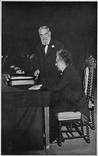 Oskar von Miller (stehend) mit Albert Einstein 1928.