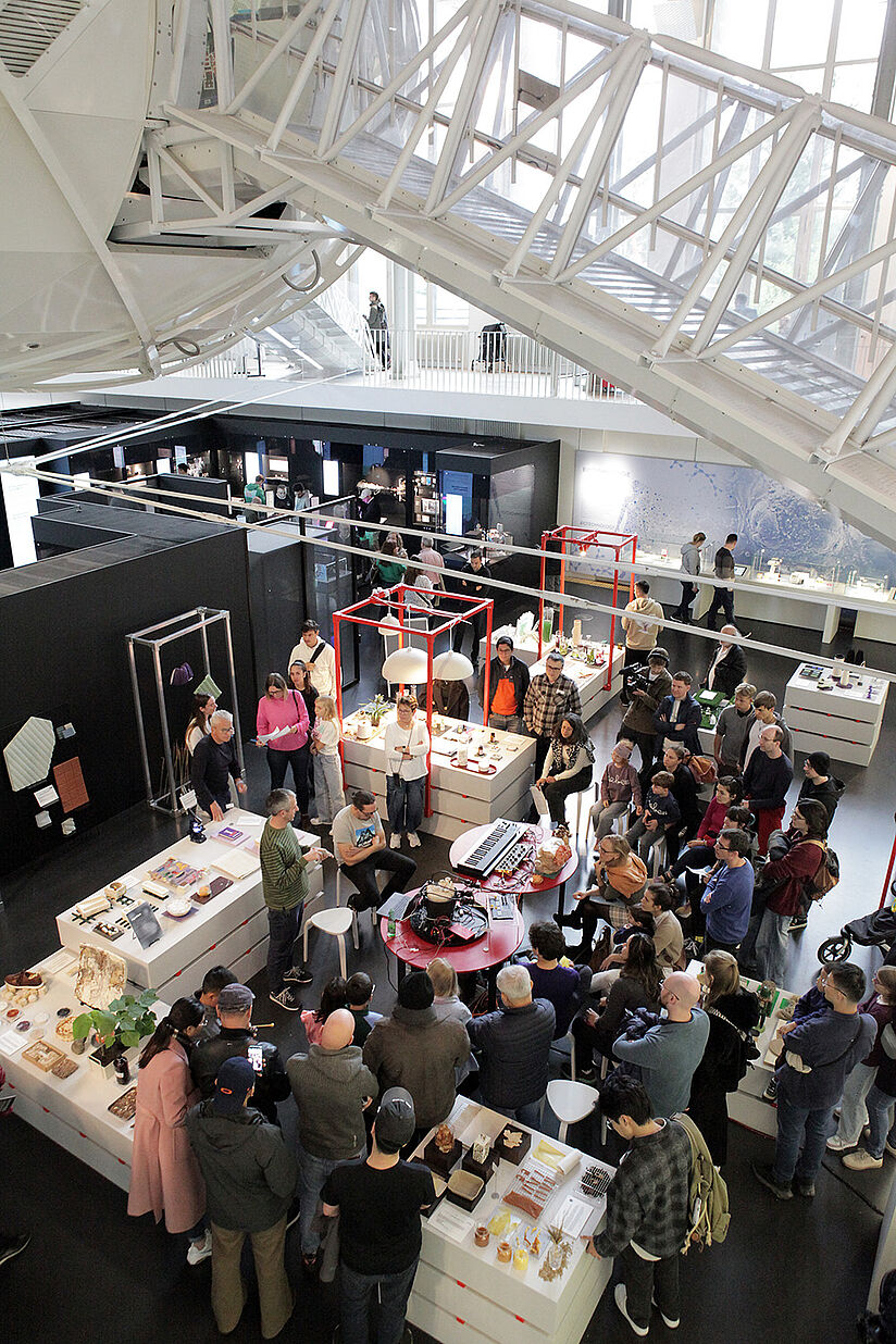 Viele Personen stehen im Science Communication Lab und nehmen an einer Aktion teil.