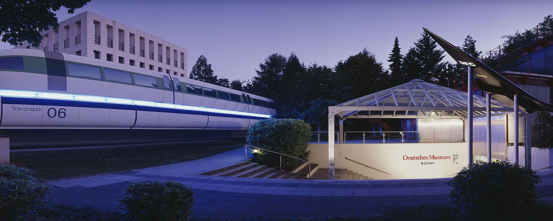 Deutsches Museum Bonn Aussenansicht Eingang mit Exponaten Transrapid 06 und Raumgleiter ELAC